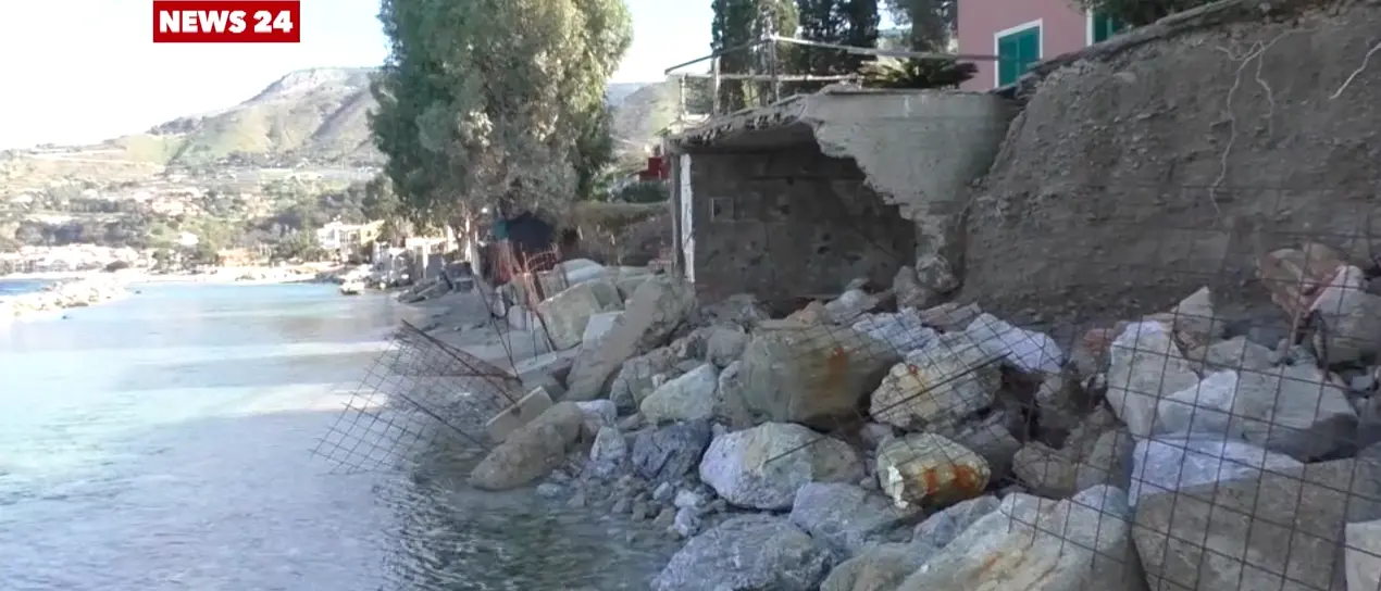 Villa, l'erosione costiera fa paura. Case distrutte dal mare a Cannitello