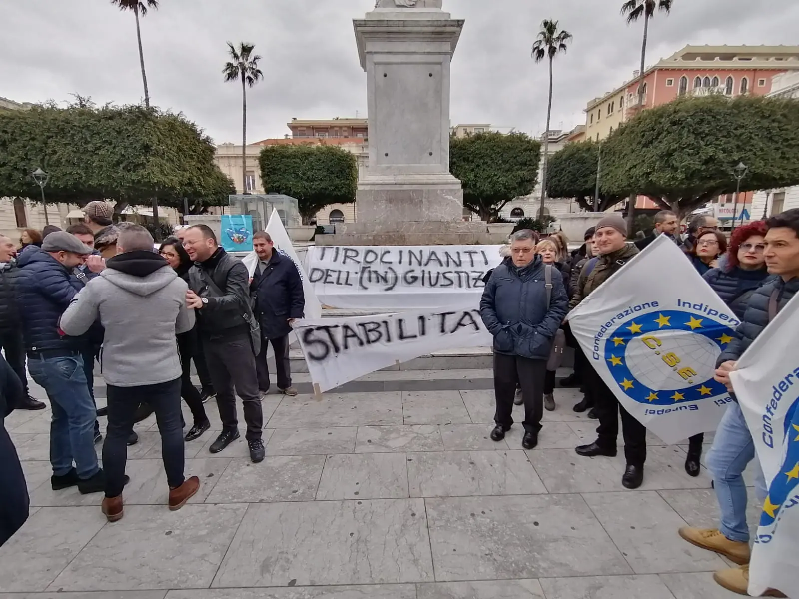 Tirocinanti della giustizia in piazza chiedono un lavoro stabile e sicuro