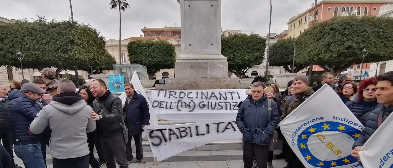 Tirocinanti della giustizia in piazza chiedono un lavoro stabile e sicuro