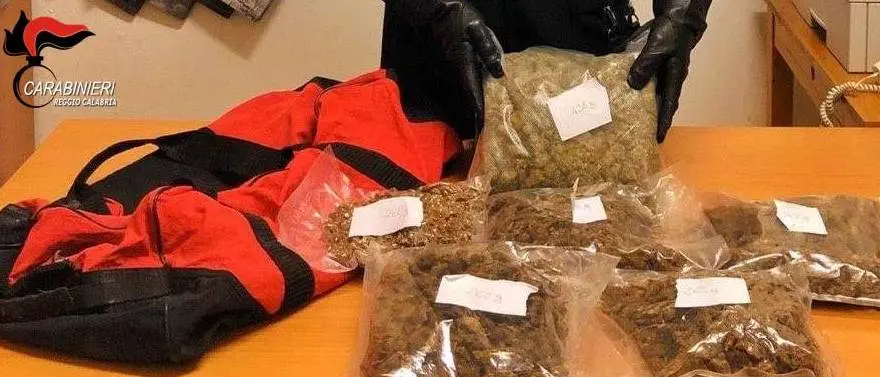 Due chilogrammi di droga nel borsone, arrestato 42enne reggino