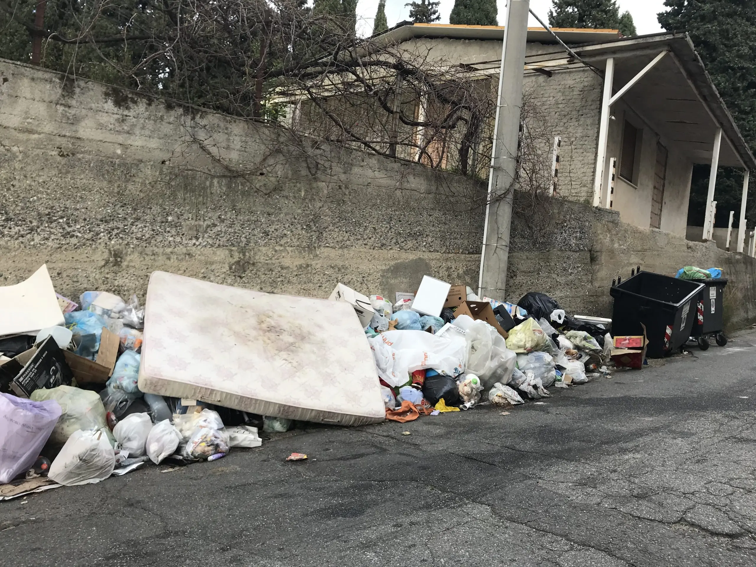 Rifiuti, a Mosorrofa è emergenza igienico sanitari. «Siamo la discarica di Reggio Calabria»