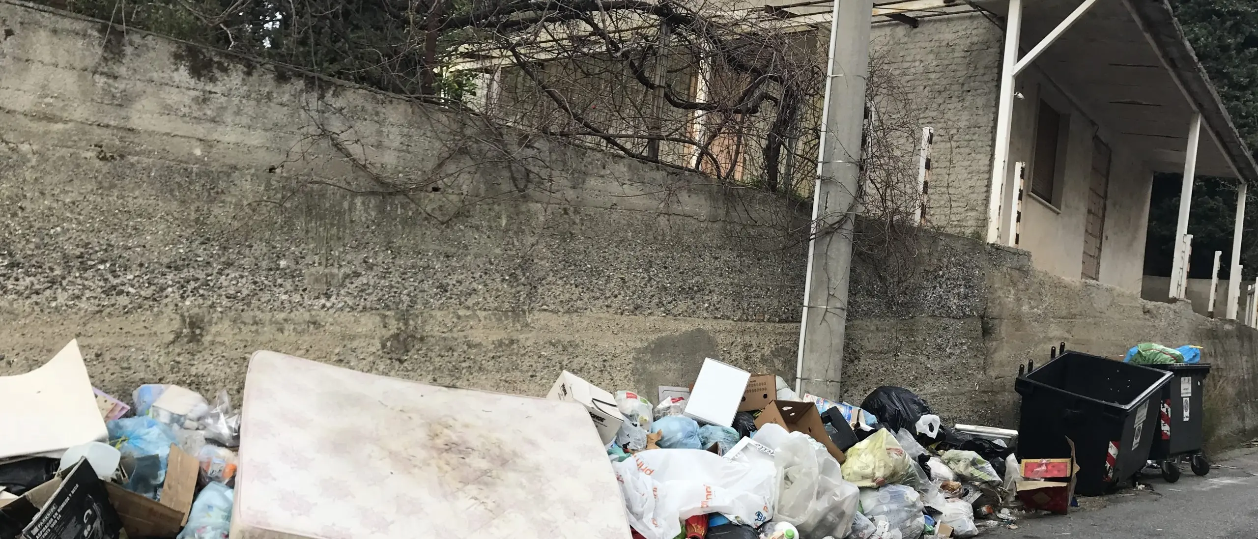 Rifiuti, a Mosorrofa è emergenza igienico sanitari. «Siamo la discarica di Reggio Calabria»