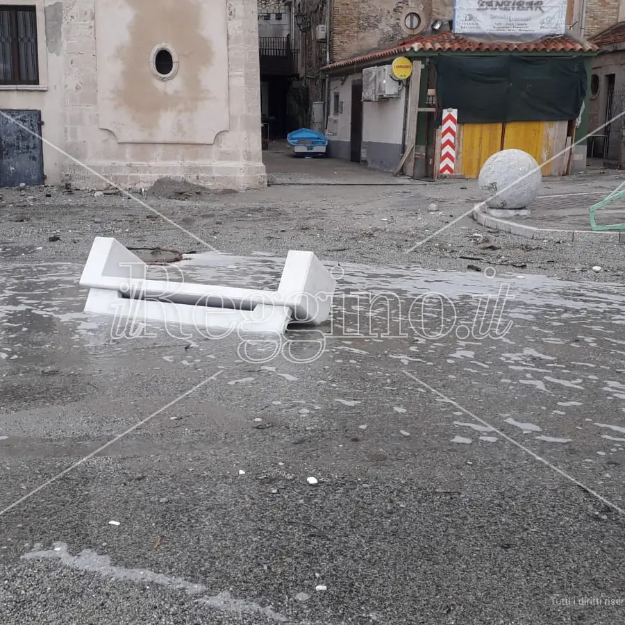 Mareggiata a Scilla, primi danni. Arriva il maltempo in riva allo Stretto