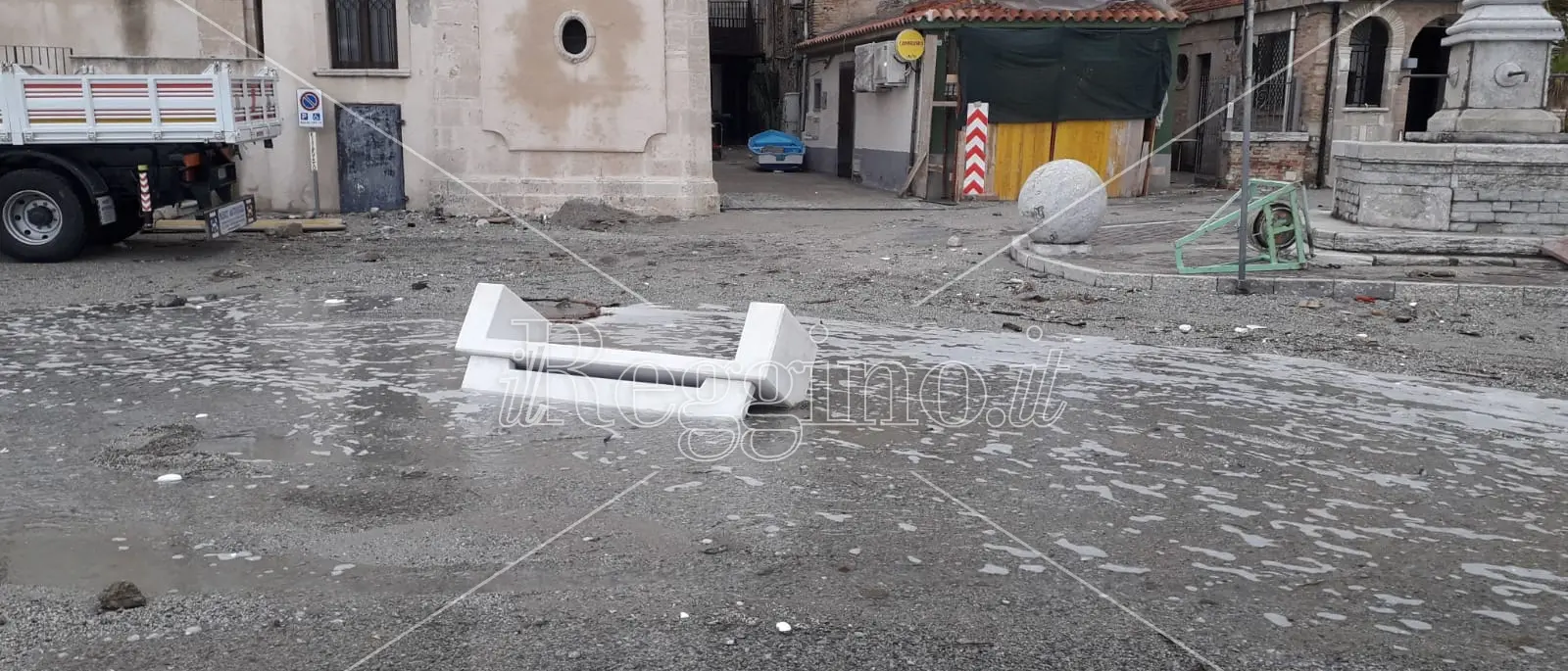 Mareggiata a Scilla, primi danni. Arriva il maltempo in riva allo Stretto