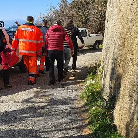 Reggio, uomo cade da albero e si ferisce. Soccorso ad alto rischio per la squadra del 118