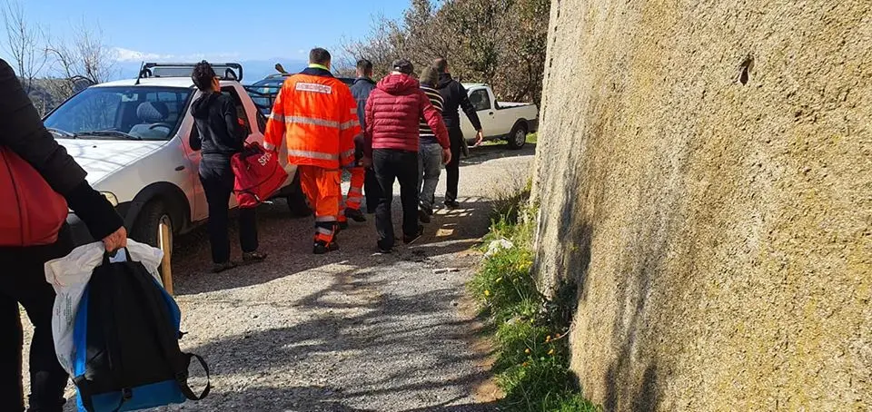Reggio, uomo cade da albero e si ferisce. Soccorso ad alto rischio per la squadra del 118