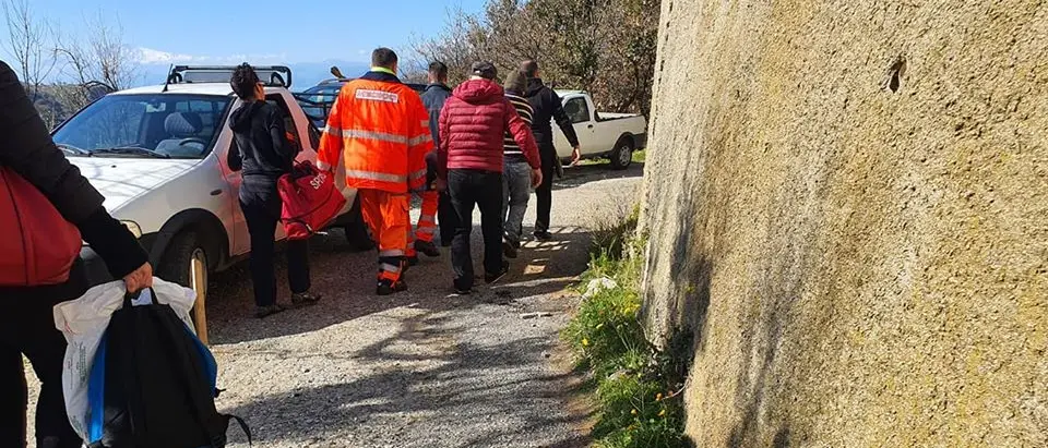 Reggio, uomo cade da albero e si ferisce. Soccorso ad alto rischio per la squadra del 118