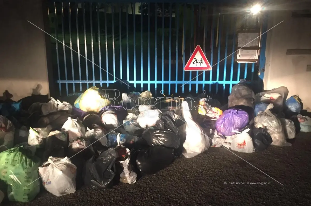 Reggio, rifiuti ammassati davanti ad una scuola. I lordazzi stavolta hanno esagerato