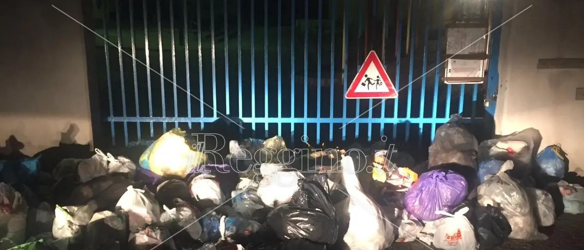 Reggio, rifiuti ammassati davanti ad una scuola. I lordazzi stavolta hanno esagerato