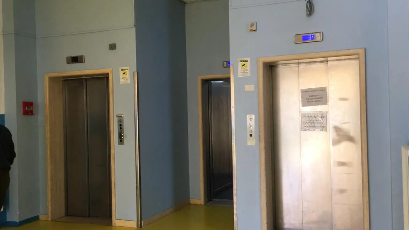 Locri, un anno dopo in ospedale gli ascensori sono di nuovo ko