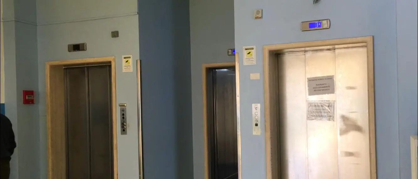 Locri, un anno dopo in ospedale gli ascensori sono di nuovo ko