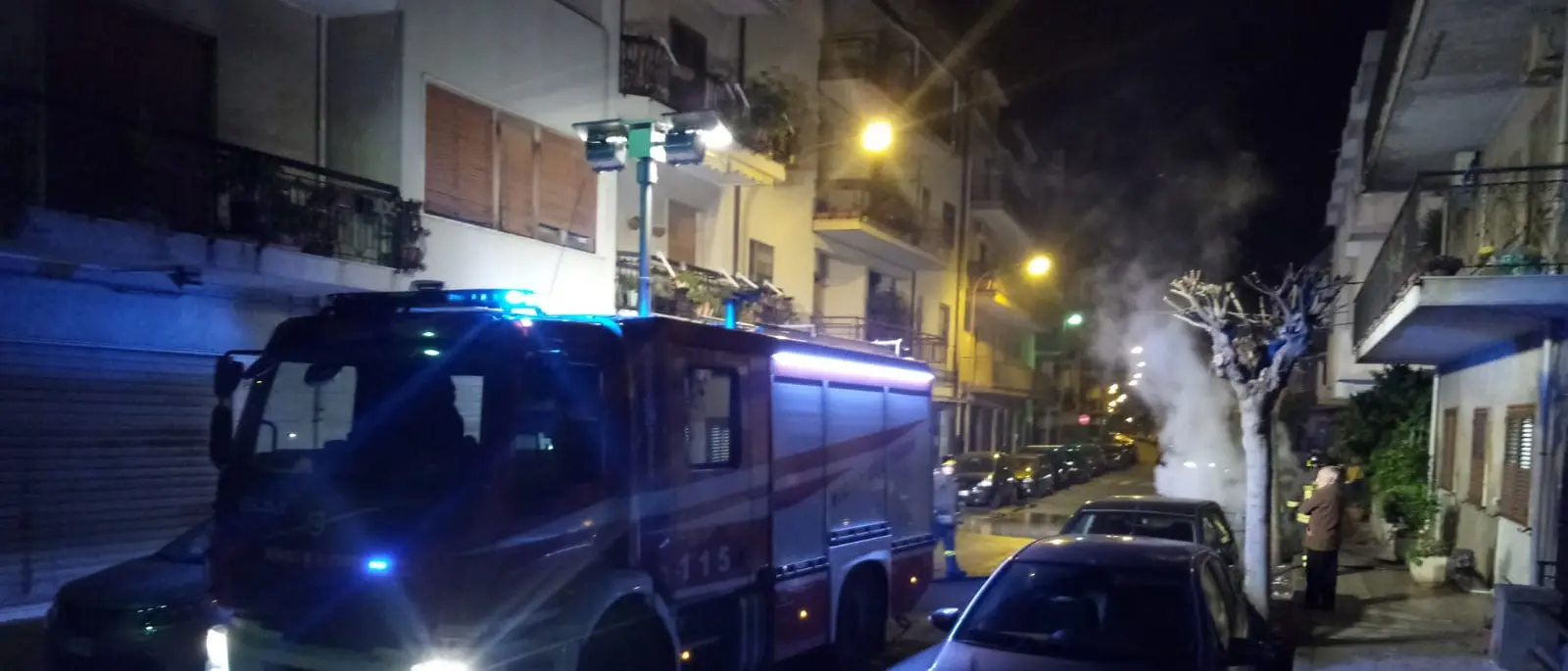 Villa San Giovanni, auto in fiamme in pieno centro cittadino