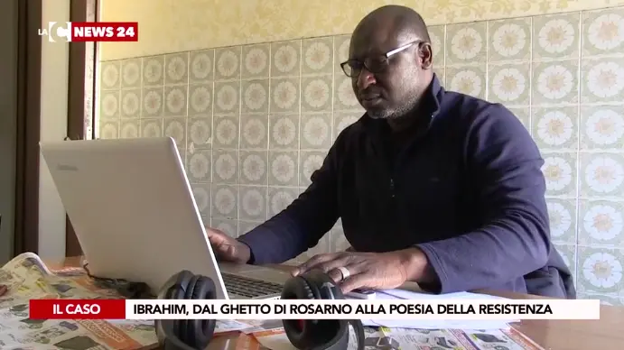 Ibrahim Diabate si è salvato dal ghetto di Rosarno con la poesia
