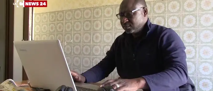 Ibrahim Diabate si è salvato dal ghetto di Rosarno con la poesia