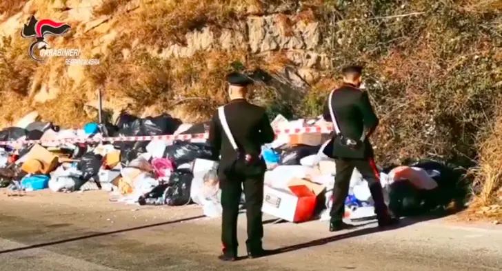 Eternit e rifiuti pericolosi abbandonati in discarica: il video incastra un \"lordazzo\"