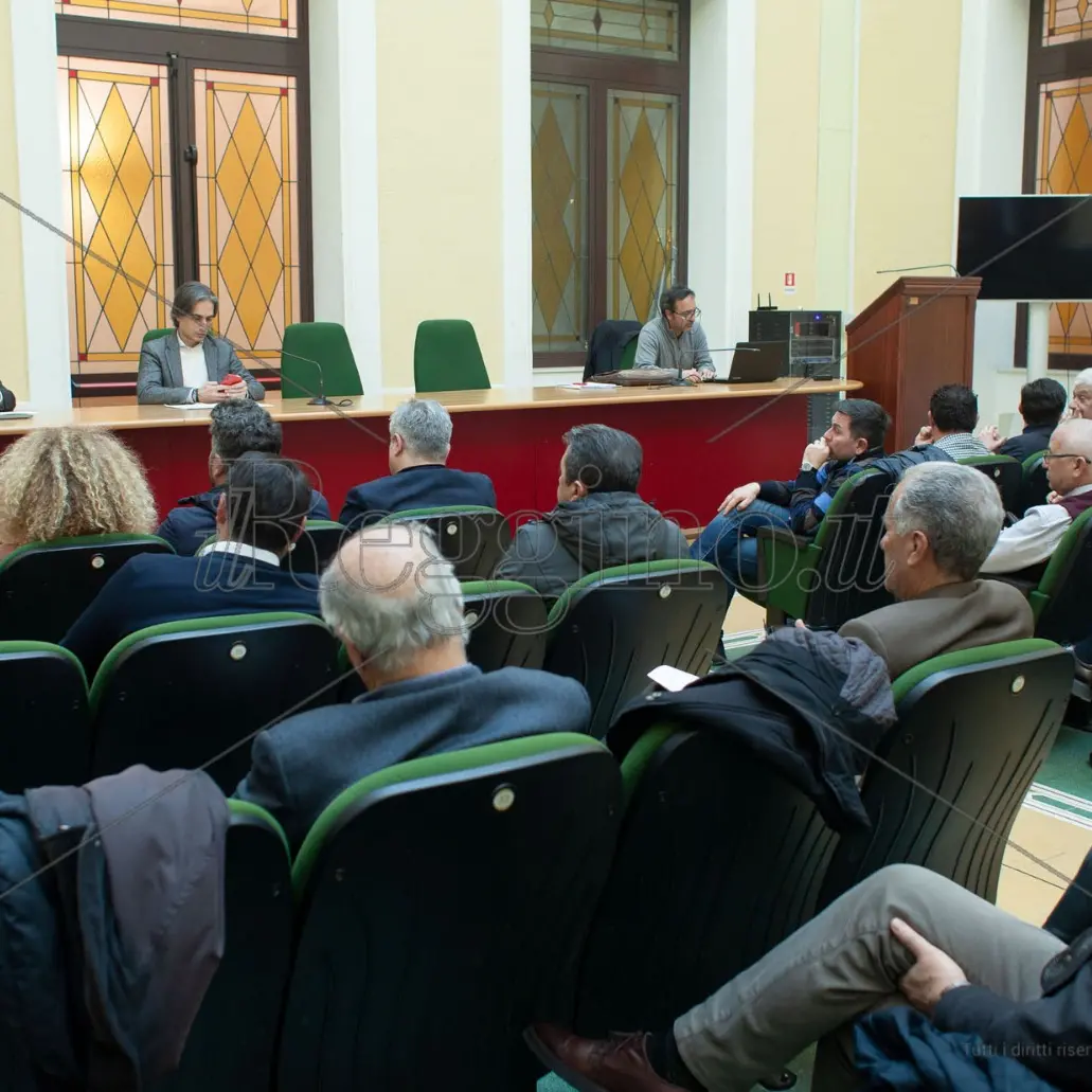 Emergenza rifiuti, i sindaci snobbano la Metrocity. Approvato il contratto unico