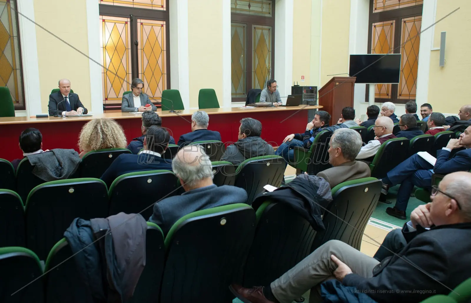 Emergenza rifiuti, i sindaci snobbano la Metrocity. Approvato il contratto unico