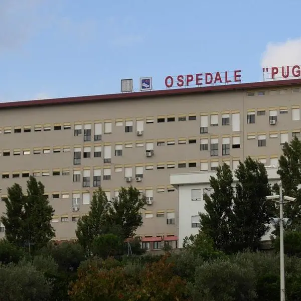 Bimbo di 4 anni rischiava di annegare in una piscina: trasportato d'urgenza al Pugliese