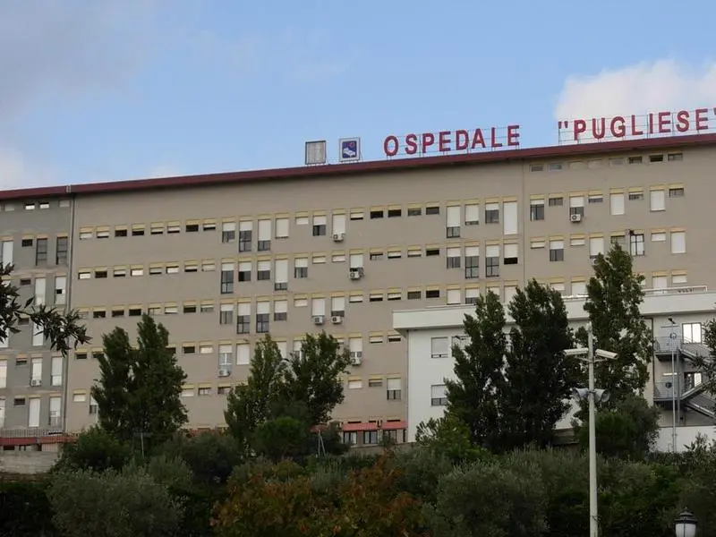 Bimbo di 4 anni rischiava di annegare in una piscina: trasportato d'urgenza al Pugliese