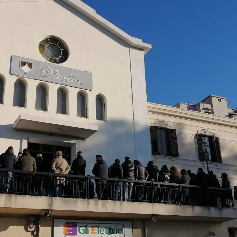 Dolore e lacrime per l'ultimo saluto a Carlo Alberto Restuccia