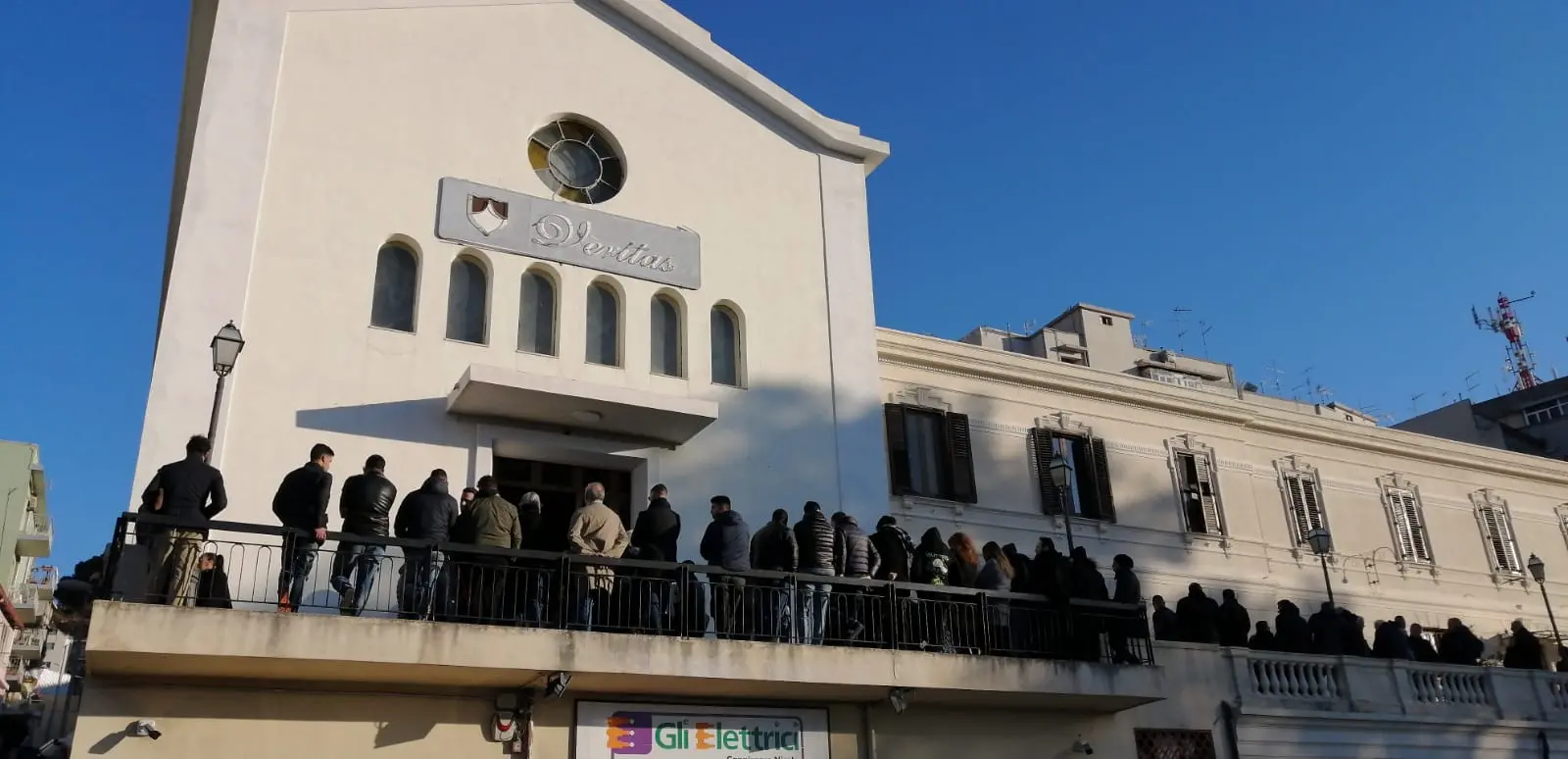 Dolore e lacrime per l'ultimo saluto a Carlo Alberto Restuccia