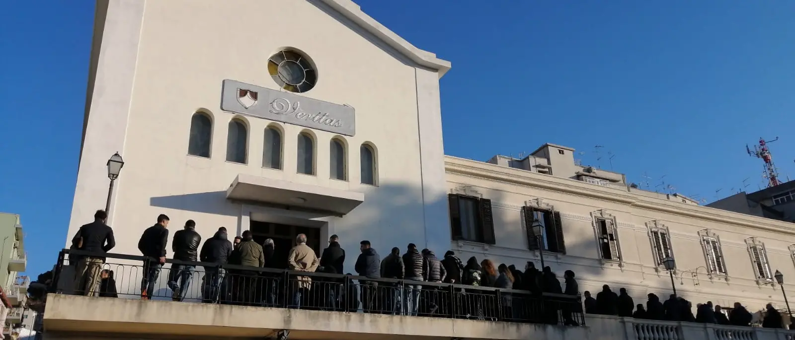 Dolore e lacrime per l'ultimo saluto a Carlo Alberto Restuccia