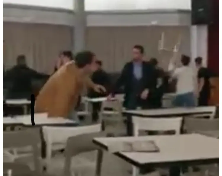 Rissa al Burger King di Reggio: botte in platea