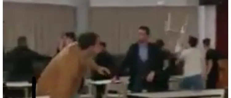 Rissa al Burger King di Reggio: botte in platea