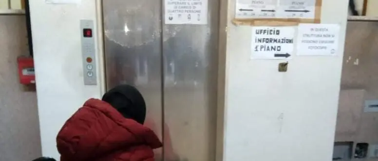 Asl di via Willermin: ascensore fuori uso, piani superiori inaccessibili ai disabili