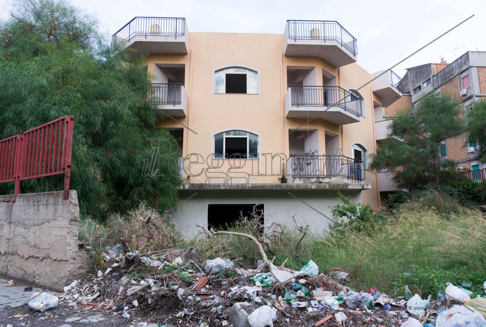 Lo stabile di via Cassino avrebbe dovuto essere un poliambulatorio, ma resta abbandonato all'incuria