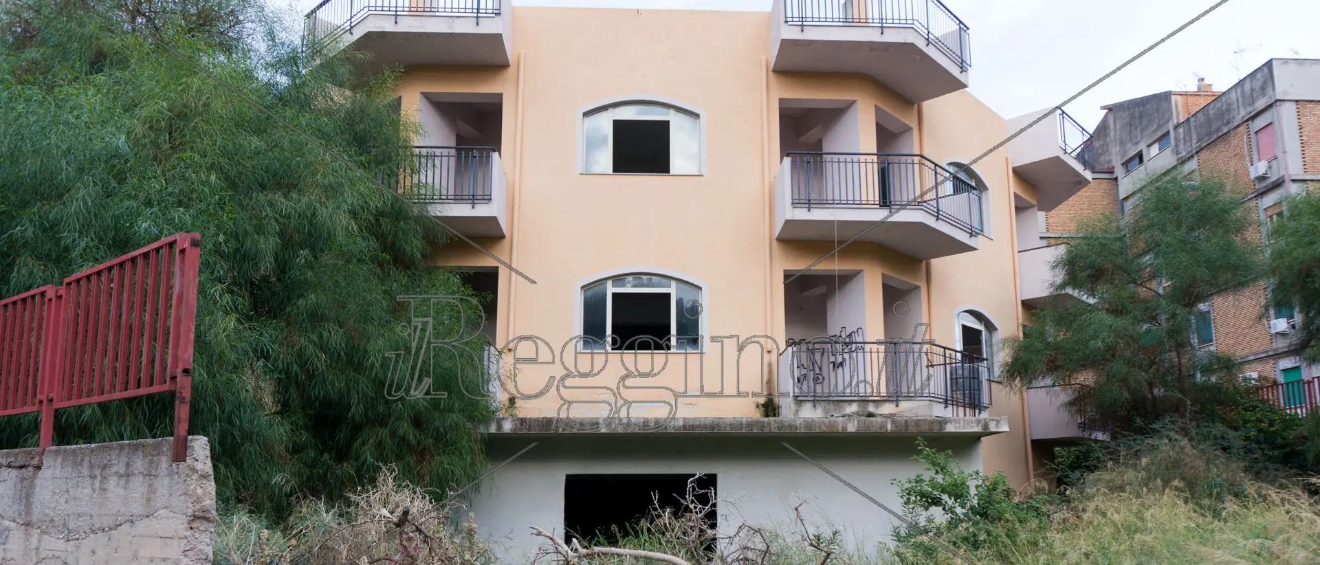 Lo stabile di via Cassino avrebbe dovuto essere un poliambulatorio, ma resta abbandonato all'incuria