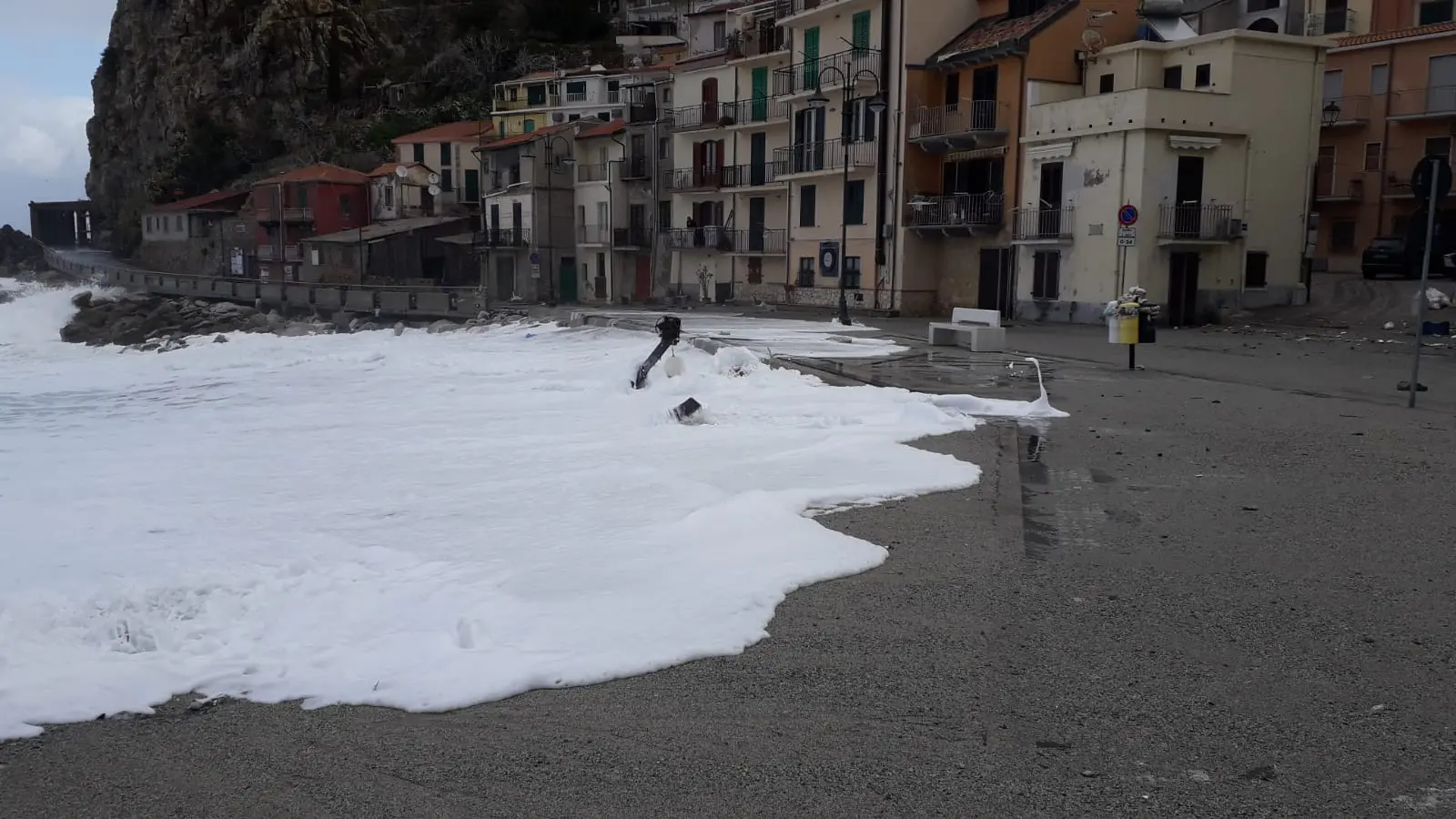 Scilla, forte mareggiata in corso. Lungomare invaso da sabbia e detriti