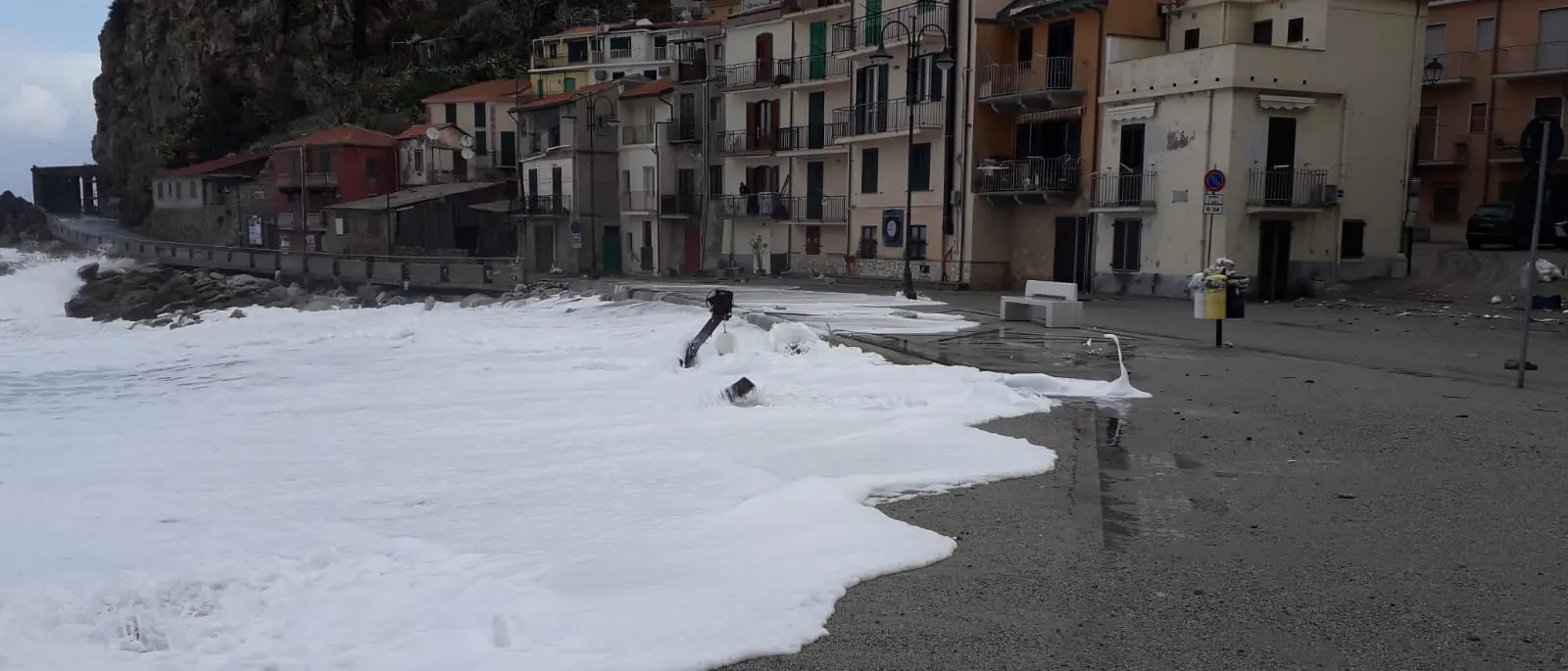 Scilla, forte mareggiata in corso. Lungomare invaso da sabbia e detriti