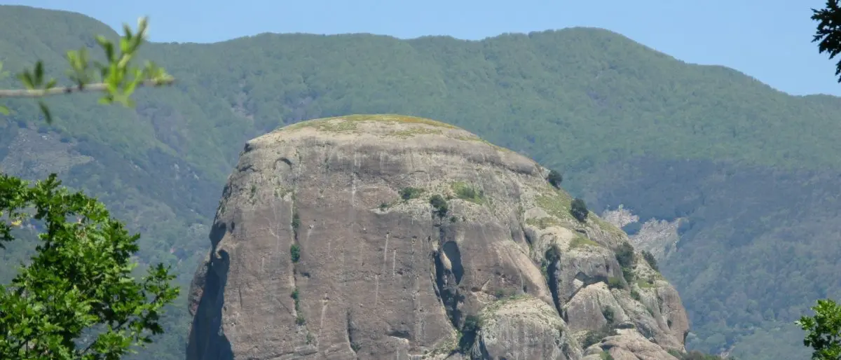Escursione a Pietra Cappa, il monolite reso famoso da Coronavirus e 'Ntonella
