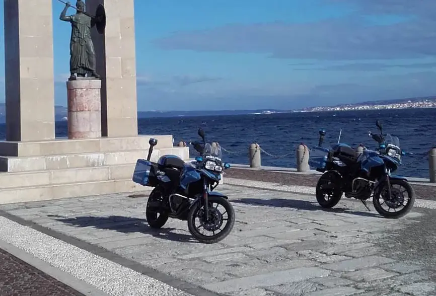 Scippa la borsa a una donna aggredendola, ai domiciliari un extracomunitario