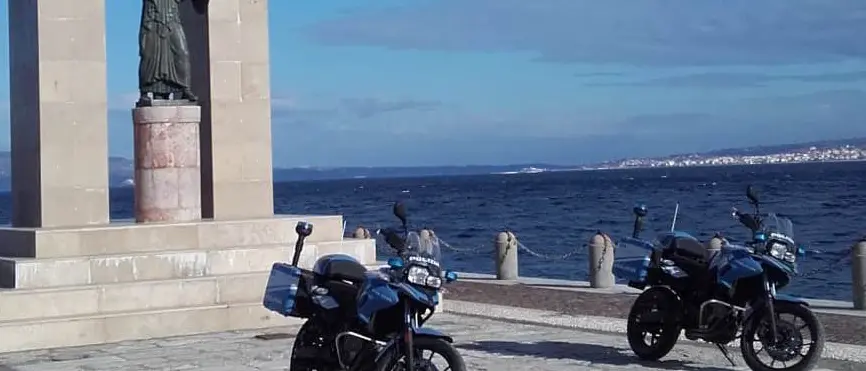 Scippa la borsa a una donna aggredendola, ai domiciliari un extracomunitario