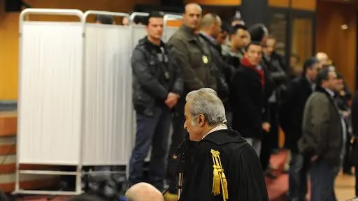 Palermo, 20 apr. (askanews) - E\\' attesa per oggi pomeriggio alla 16, nell\\'aula bunker del carcere Pagliarelli di Palermo, la lettura della sentenza del processo sulla trattativa Stato-mafia. La Corte d\\'assise, presieduta dal giudice Alfredo Montalto, si \\u00E8 ritirata in camera di consiglio luned\\u00EC scorso alle 10,30. Si chiude dunque il primo capitolo di uno dei processi pi\\u00F9 discussi degli ultimi anni, e iniziato nel maggio del 2013. Nove gli imputati, tra i quali figurava anche il boss Tot\\u00F2 Riina, deceduto lo scorso 17 novembre. La tesi della Procura di Palermo \\u00E8 che 26 anni fa, parti dello Stato trattarono con la mafia per far cessare l\\'ondata stragista che insanguin\\u00F2 il Paese nel biennio 1992-94. Tra gli accusati, assieme a capimafia come Leoluca Bagarella e Giovanni Brusca, ci sono l\\'ex presidente del Senato, Nicola Mancino, accusato di falsa testimonianza, l\\'ex senatore di Forza Italia Marcello Dell\\'Utri,\\u00E1l\\'ex capo del\\u00E1Ros\\u00E1dei carabinieri,\\u00E1Antonio Subranni, il suo vice dell\\'epoca, Mario Mori, e l\\'allora capitano\\u00E1Giuseppe De Donno.