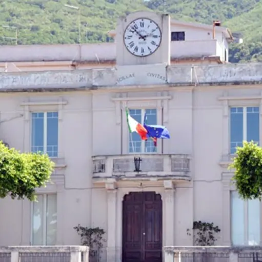 Scilla stabilizza 13 lavoratori precari. Il plauso della Uil ai commissari