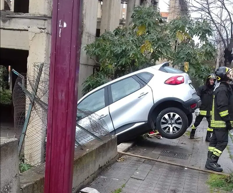 Reggio, incidente su viale Europa: auto contro palazzo