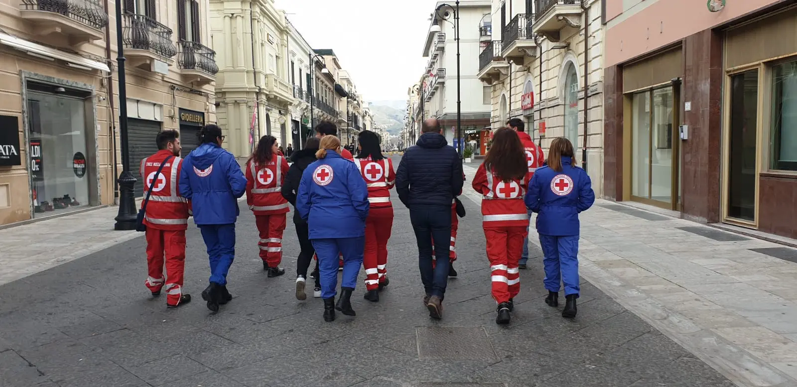 Coronavirus a Reggio Calabria, gli angeli in rosso della CRI sempre in prima linea