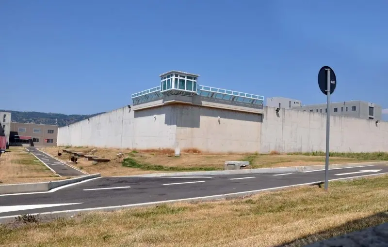 Arghillà, incendio in una cella del carcere. Intossicati i poliziotti