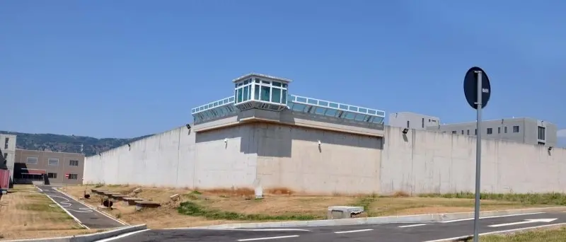 Arghillà, incendio in una cella del carcere. Intossicati i poliziotti