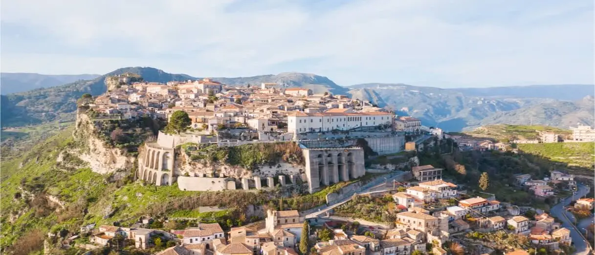Incendio all'impianto rifiuti di Siderno, sospesa la raccolta a Gerace