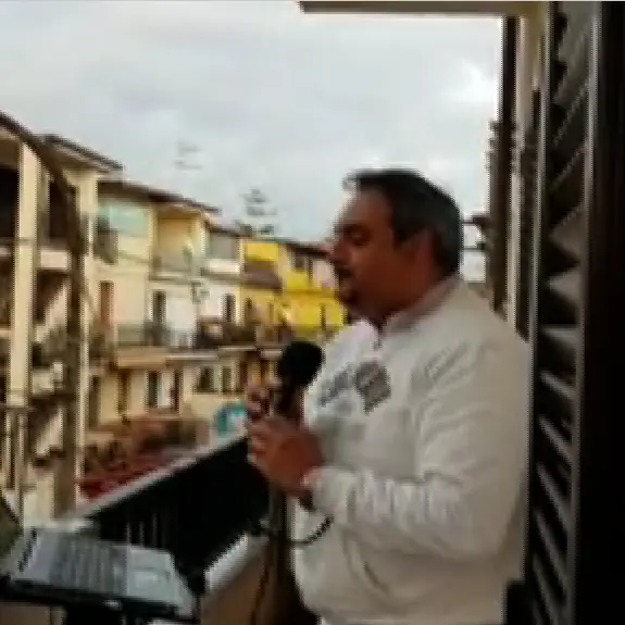 Coronavirus, a San Lorenzo il flash mob religioso di don Giovanni