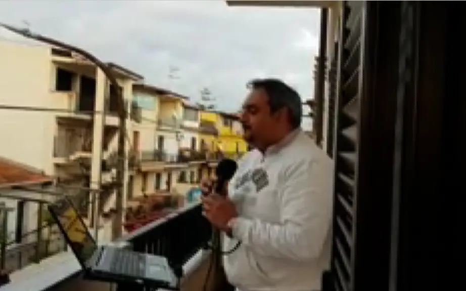 Coronavirus, a San Lorenzo il flash mob religioso di don Giovanni