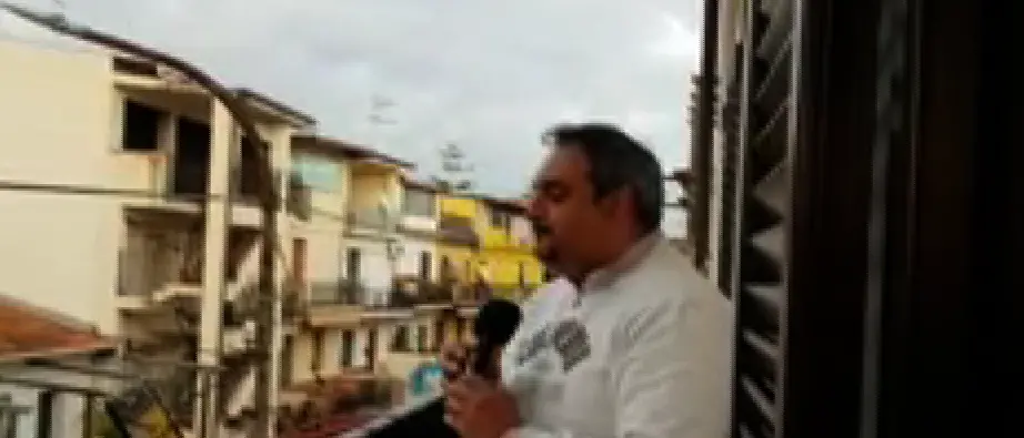 Coronavirus, a San Lorenzo il flash mob religioso di don Giovanni