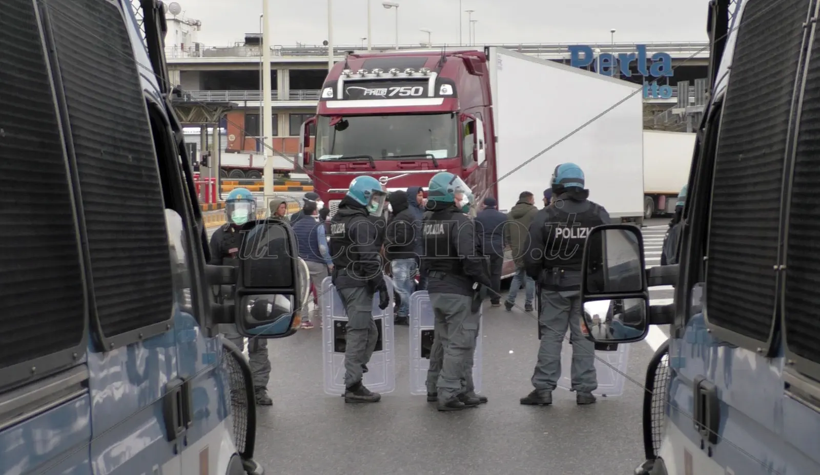Coronavirus a Reggio Calabria, Villa San Giovanni assediata: 80 persone con 20 minori bloccati nel piazzale. Forze di polizia schierate