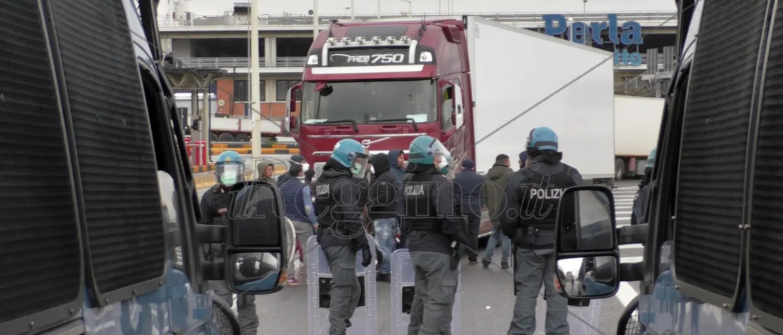 Coronavirus a Reggio Calabria, Villa San Giovanni assediata: 80 persone con 20 minori bloccati nel piazzale. Forze di polizia schierate