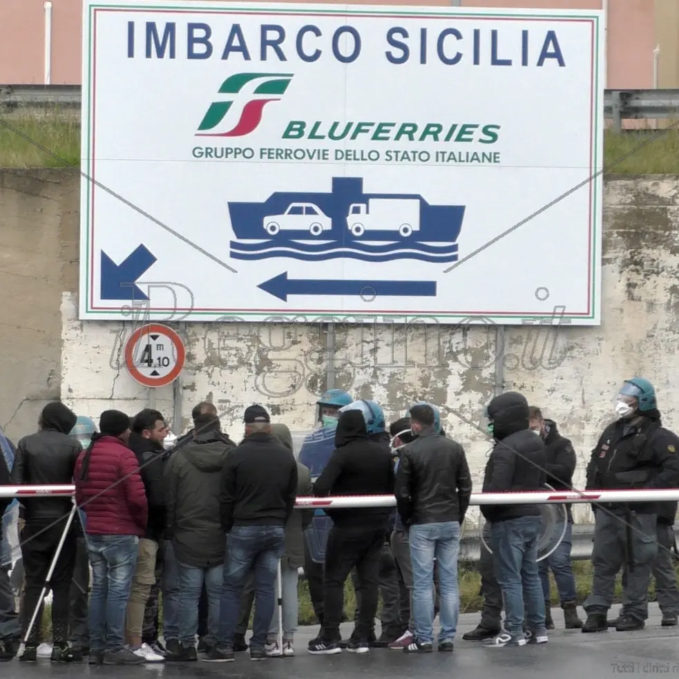 Coronavirus, una banca dati per registrare i passeggeri in transito sullo Stretto. Stop agli \"irregolari\"
