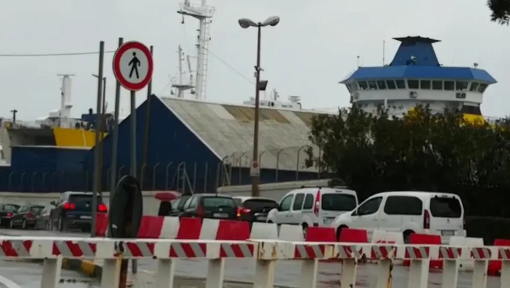 Coronavirus a Reggio Calabria, l'odissea di una donna: «Attesa di 7 ore per traghettare, senza cibo o poter andare al bagno»